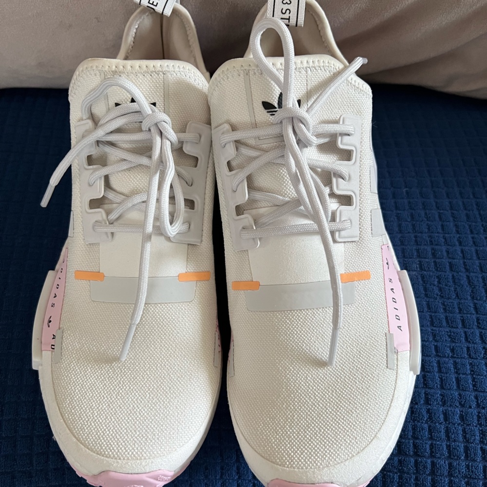 ADIDAS Women's NMD R1 Running SIZE 8 Boost White Pink GZ8013 - Picture 2 of 5